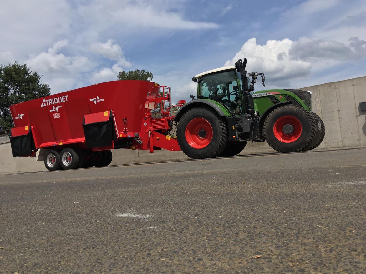 Mélangeur-d'alimentation-avec-un-petit-tracteur-pour-éleveurs-laitiers