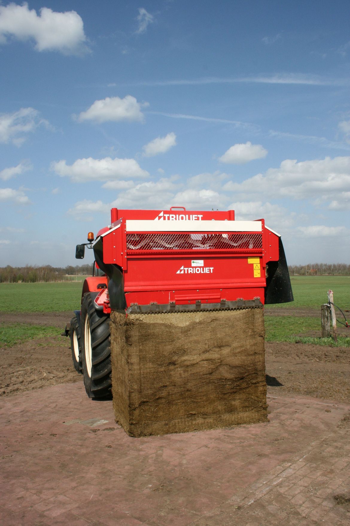 Découvrir-le-désilage-avec-le-distributrice-de-blocs-de-Trioliet
