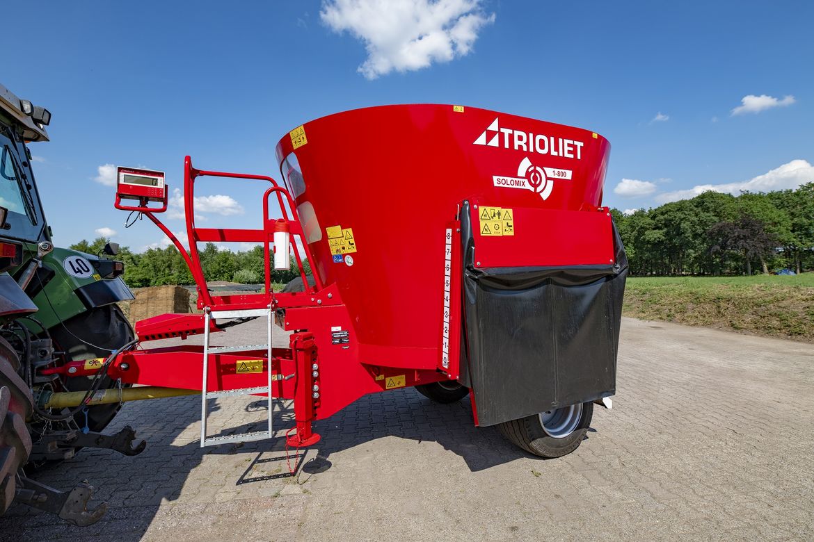 Les-vaches-laitières-ou-de-boucherie-utilisent-des-mélangeuses-pour-l'alimentation 