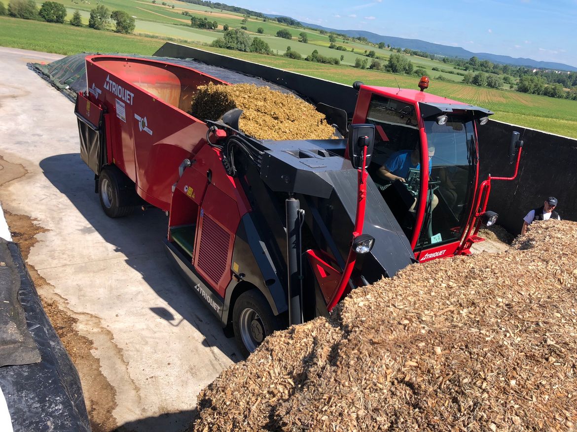 La-mélangeur-automotrice-Triotrac-peut-couper-jusqu'à-2500-kg-d'ensilage-d'herbe.