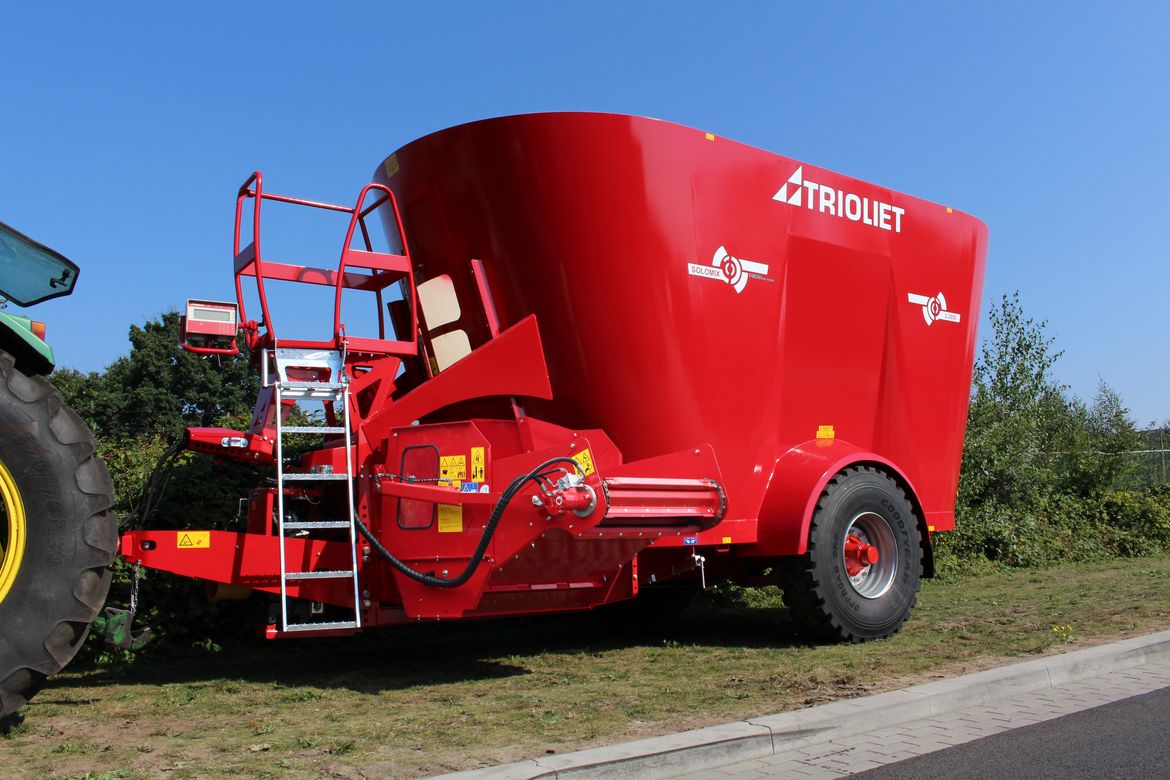 Les-vaches-peuvent-être-nourries-avec-un-wagon-à-ensilage-ou-un-bac-de-mélange-de-Trioliet