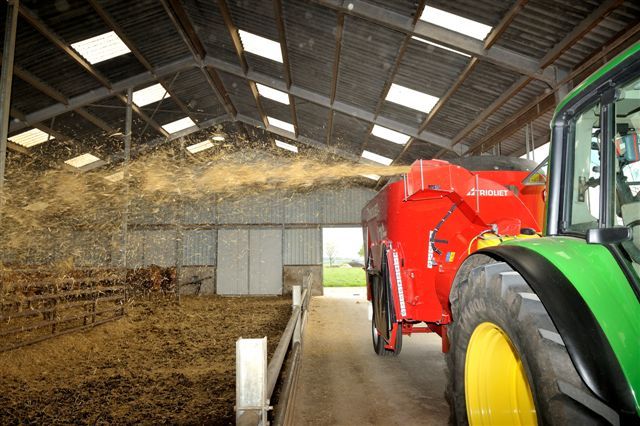 Machine-d'alimentation-de-pailleuse-pour-les-producteurs-laitiers
