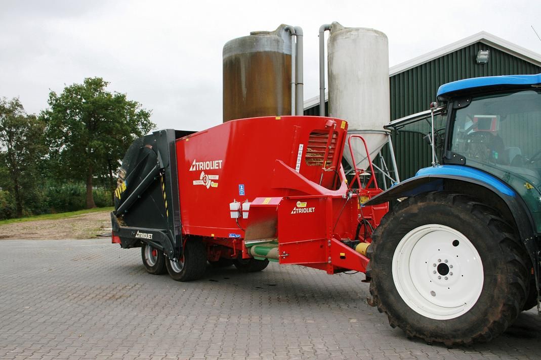 Auto-chargeur-pour-chargement-mélange-et-déchargement-d'aliments pour vaches