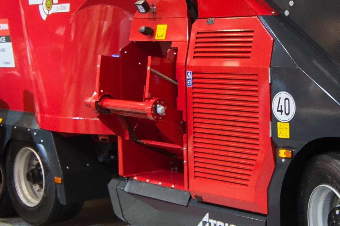 Mélangeur-automotrice-vertical-pour-décharger-facilement-l'alimentation